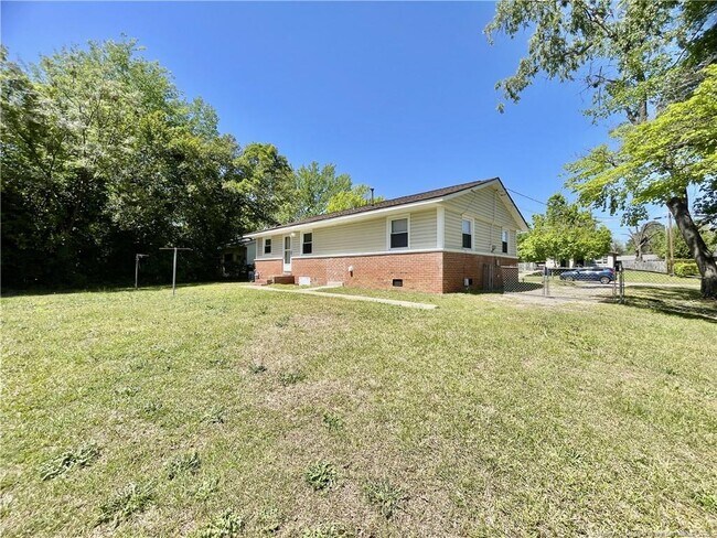 Building Photo - 6005 Blairmore Pl