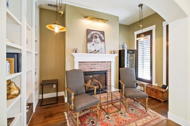 Building Photo - 4 Bed / 3.5 Bath | Crocker Village Brownst...