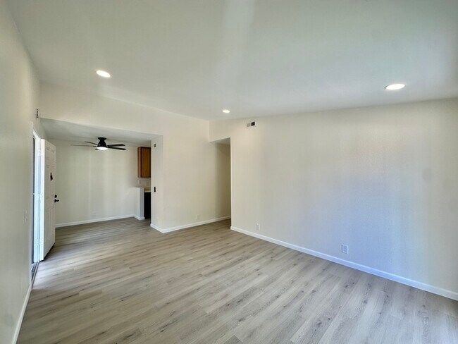 Building Photo - Indulge in coastal living in this beautiful 2bd 1ba Condo located in La Jolla area close to UCSD!