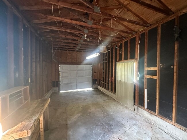 Building Photo - Updated 2BR Duplex with Garage & Yard – Co...