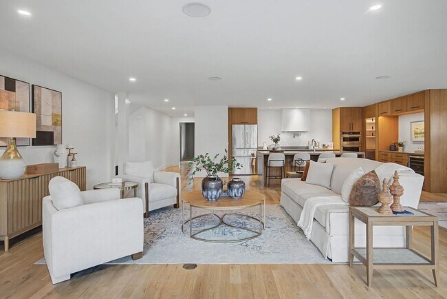 Building Photo - Stunning 5BR/3.5BA historic home located near Hillsboro Village!