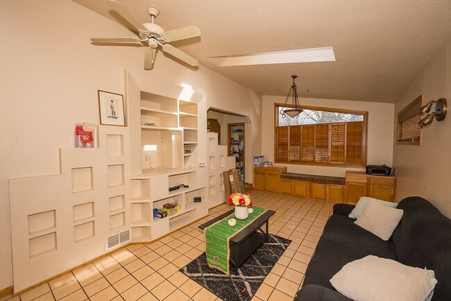 Building Photo - Great 4 Bedroom/2 Bath Home near UND!