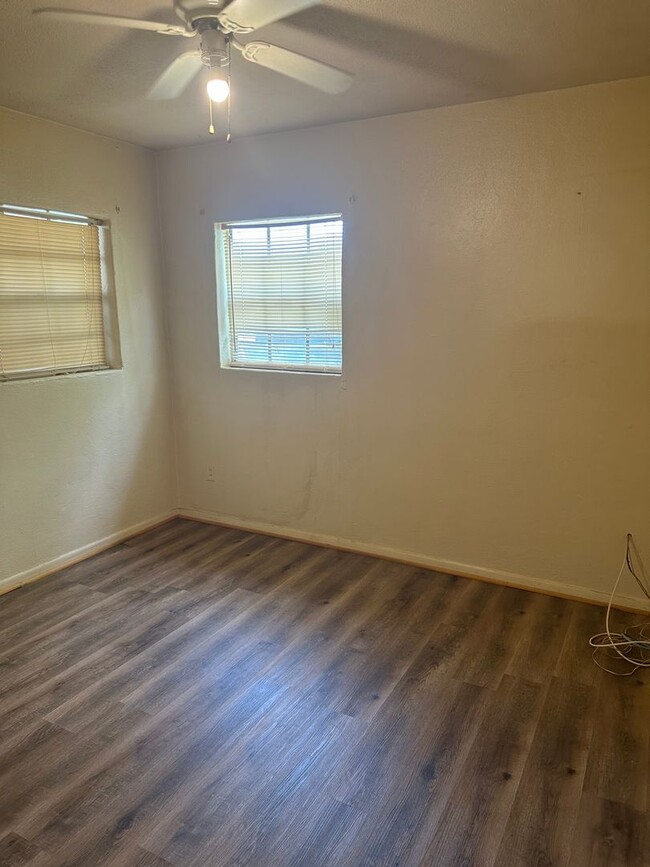 Building Photo - 2 Bedroom, 1 Bath