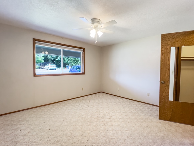 Building Photo - Spacious 3 Bedroom 1 Bath Ranch House  in Milwaukie! Washer and Dryer Included!