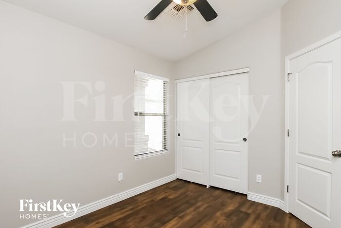 Building Photo - 691 E Daniella Dr