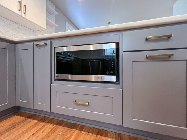Building Photo - 2Bd/3Ba Seattle Townhouse