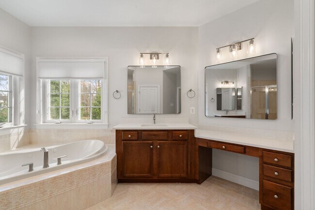 Building Photo - Stunning 4 level detached home close to the Mosaic District in Fairfax!