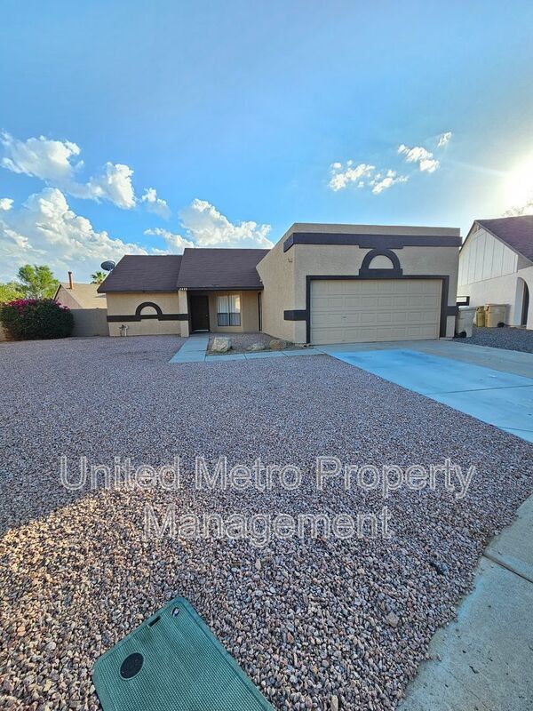 Building Photo - 7423 W Sierra Vista Dr