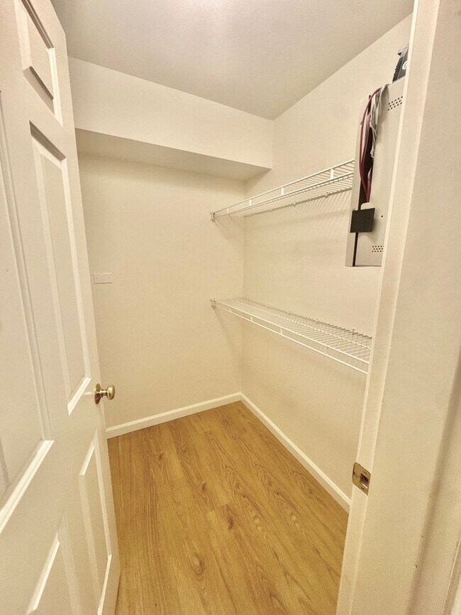 Building Photo - Spacious 2-Bed Townhouse in Seattle’s Greenwood / Phinney Area