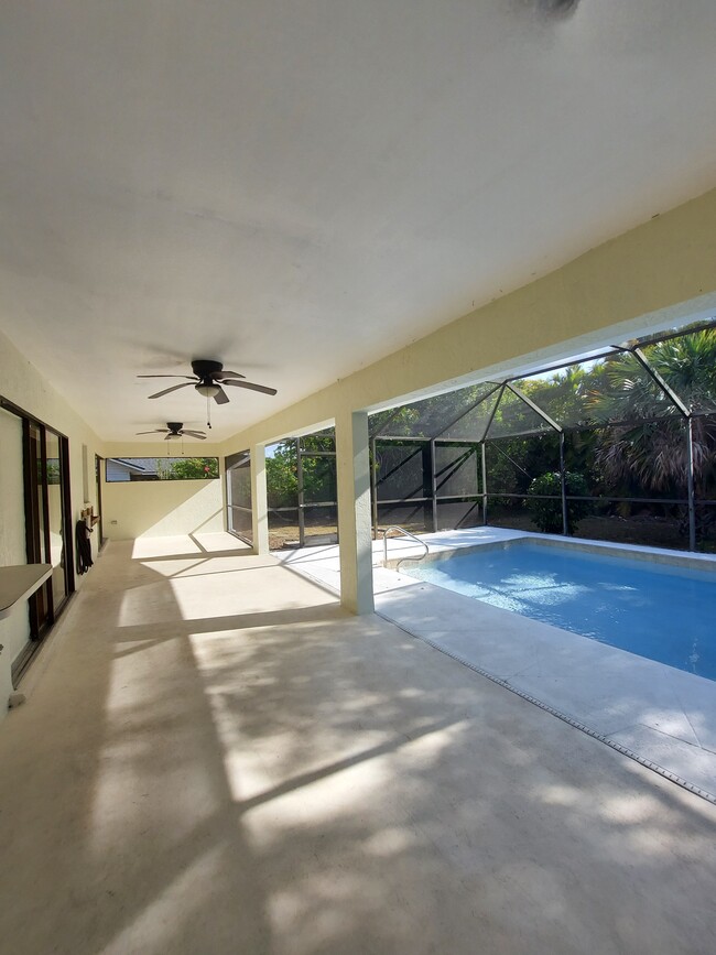 Building Photo - 801 SW 10th Pl