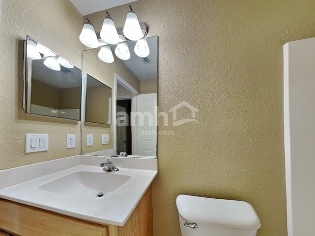 Building Photo - 3090 SW Boxwood Cir