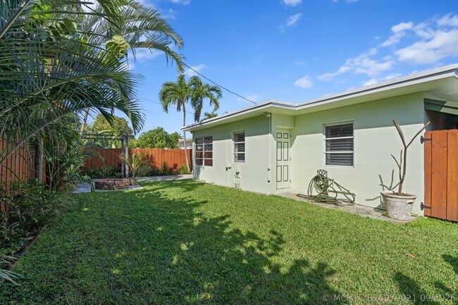 Building Photo - 215 Columbia Dr
