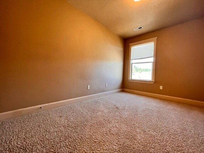 Building Photo - Beautiful Centrally located Duplex in Boise!