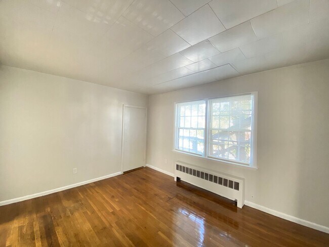 Building Photo - 118 Locust St