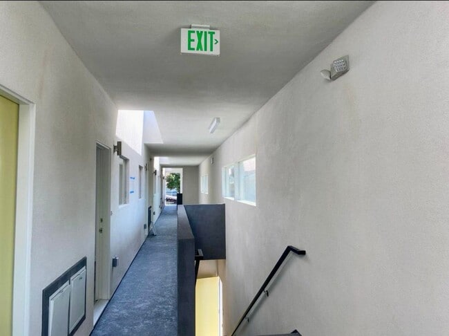 Building Photo - Remodeled 2 Bed/1 Bath
