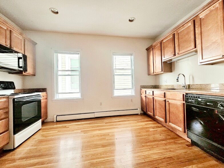 Building Photo - 141 Hillside St