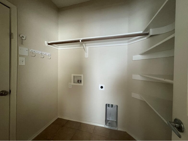 Building Photo - 2136 Carlotta Dr