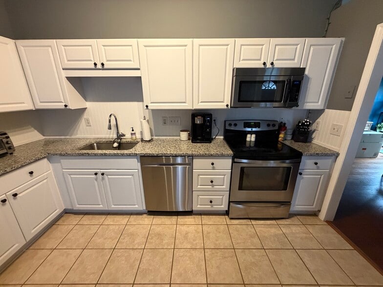 Building Photo - 8731 Stoneface Rd