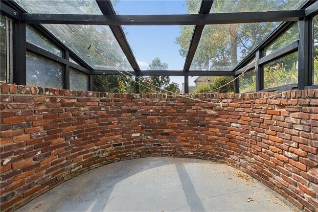 Building Photo - 800 Glenairy Dr NE