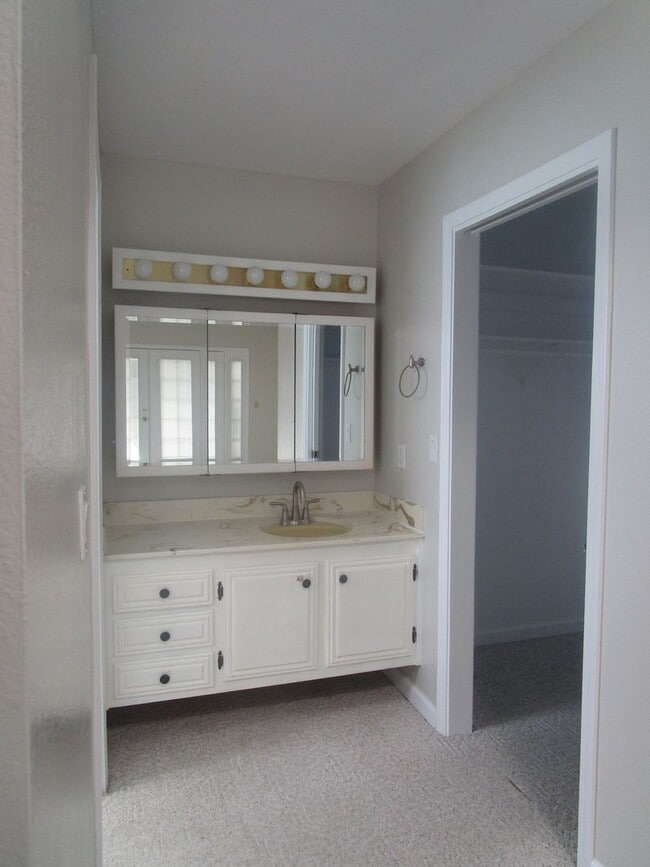 Building Photo - Please contact Vaughn Realty to set up an ...