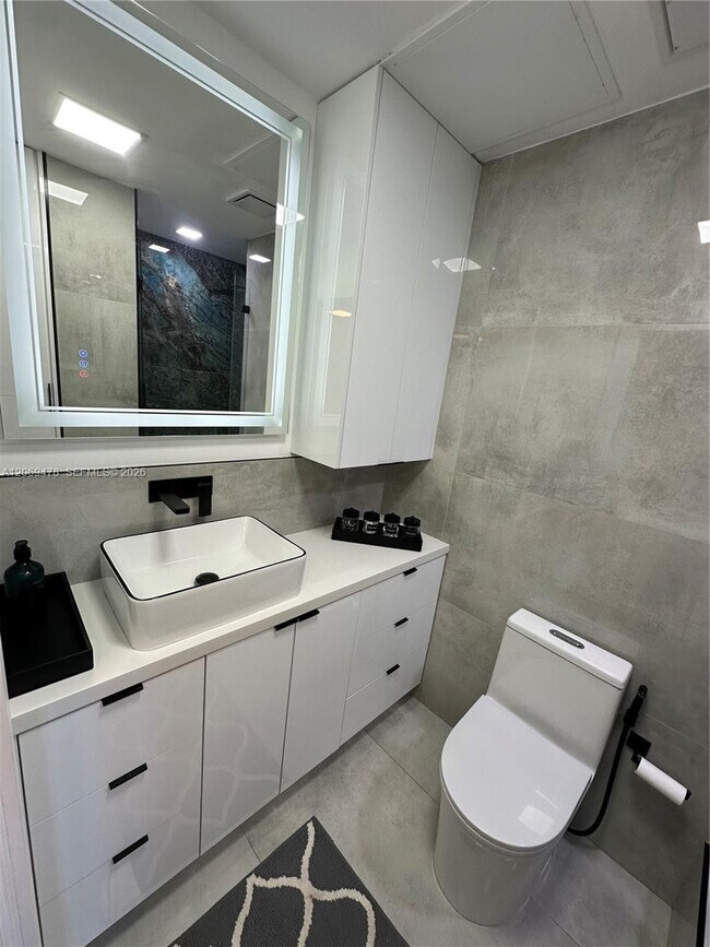 Building Photo - 6039 Collins Ave