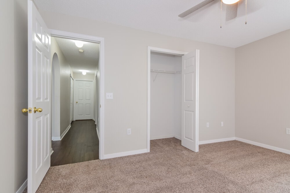 Building Photo - 5919 Lake Front Dr