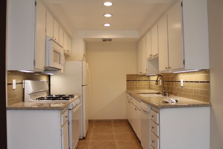 Building Photo - 2349 S Bentley Ave