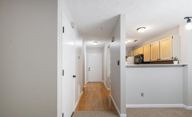 Building Photo - 2BR/ 1.5BA 1 Car Garage Townhouse W. Knox