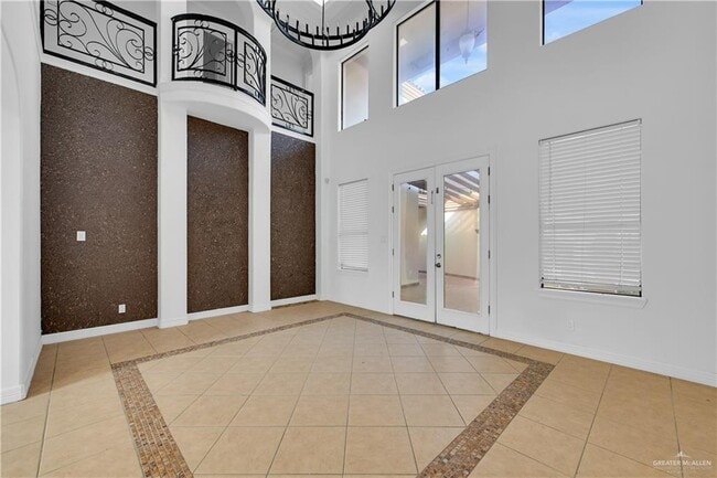 Building Photo - 24 M S St