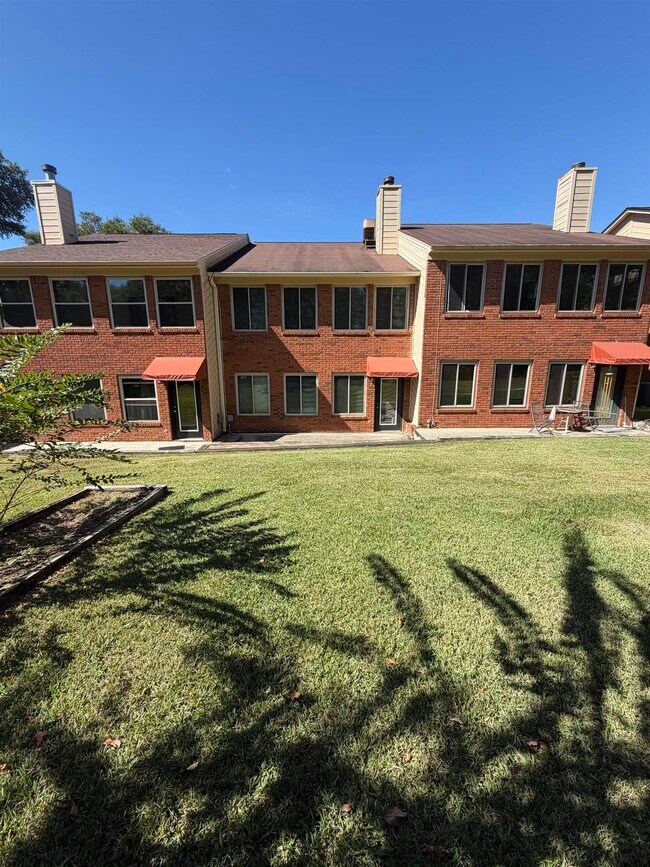 Building Photo - 3207 Shamrock St E