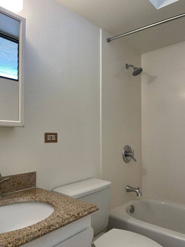 Building Photo - 4 Months of Discounted Rent! Sunny, 8th Flr Unit in Boutique Building with Gorgeous Views from Sp...