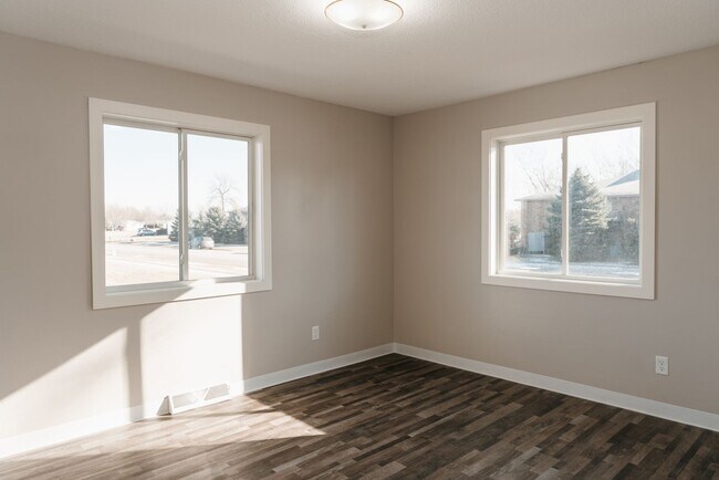 Building Photo - Marshall Commons 1003