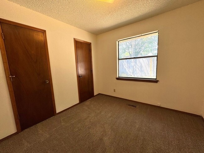 Building Photo - 3 bedroom 2 full bathroom Duplex home in B...