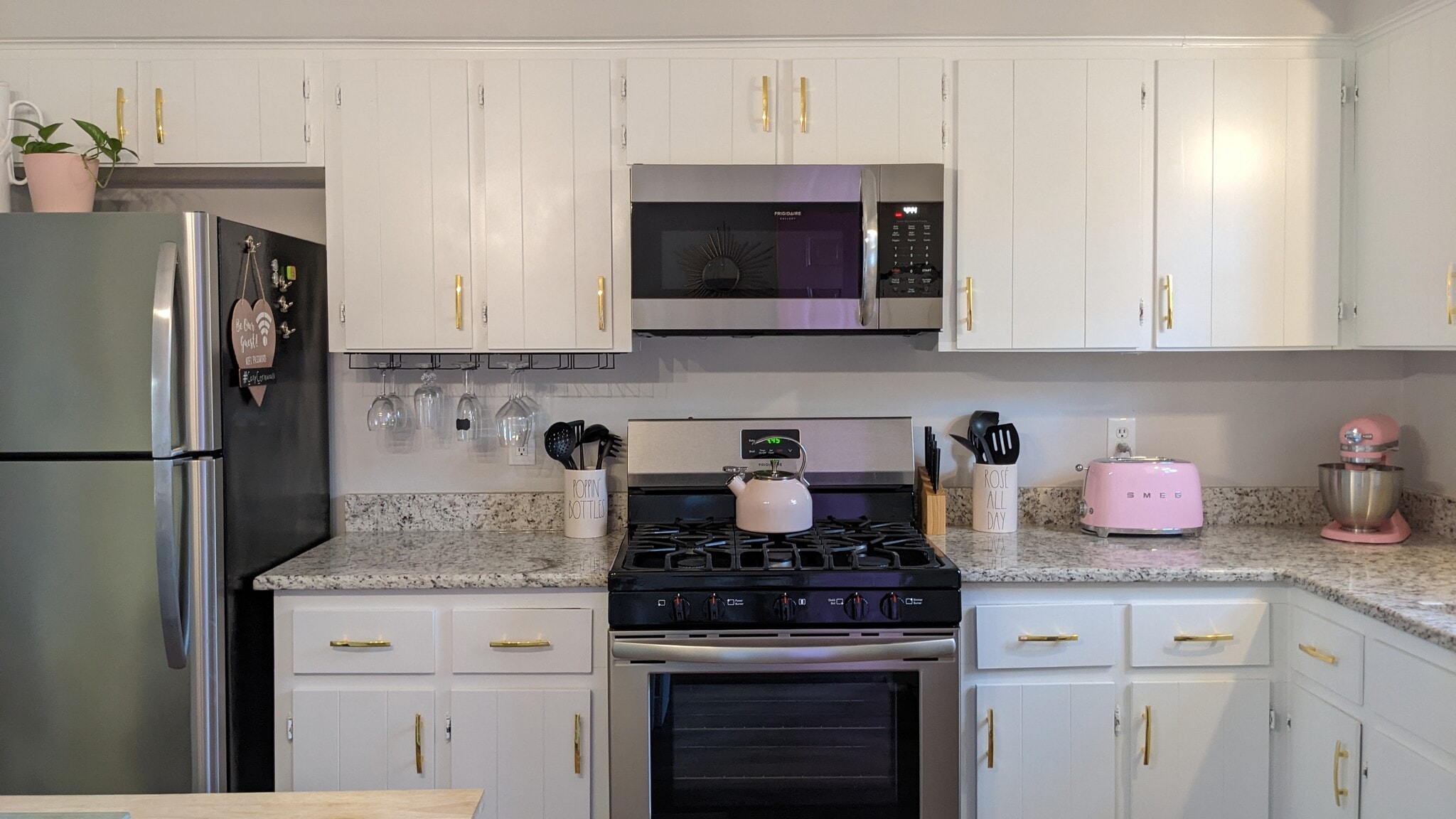 Gas range for our chefs! - 4700 Cornwall Pl