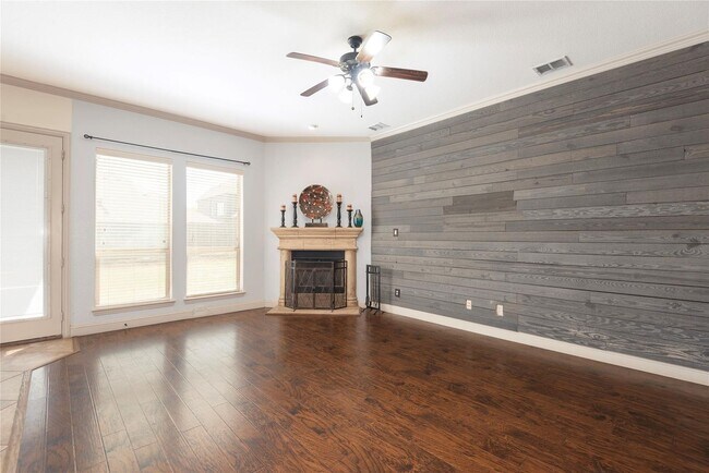 Building Photo - Oak Point Beauty