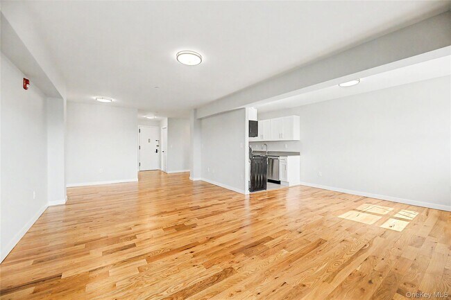 Building Photo - 671 Bronx River Rd