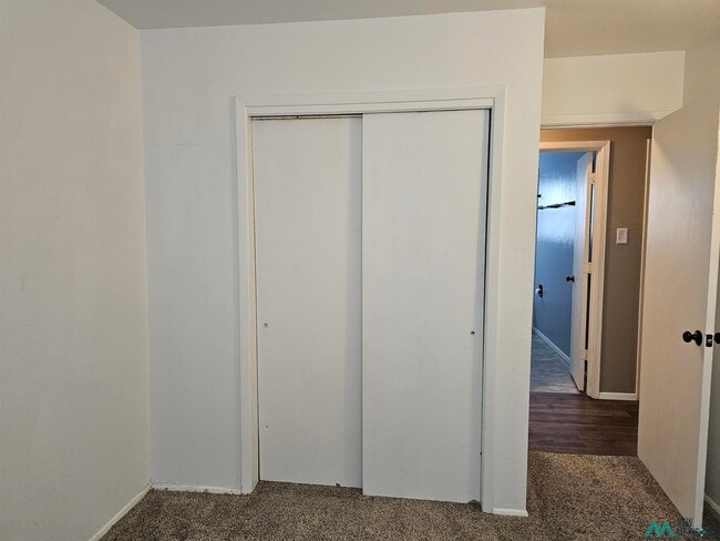 Building Photo - 300 Circle Dr