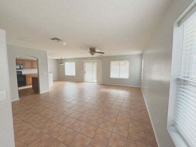 Building Photo - Large 4Bedrooms- 3Bath Home!!!