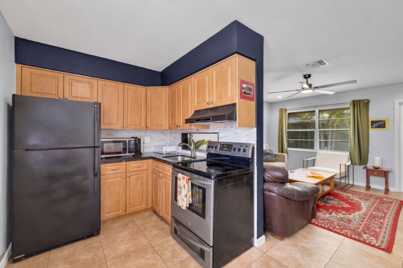 Building Photo - 1035 - 1037-1037 NE 32nd St