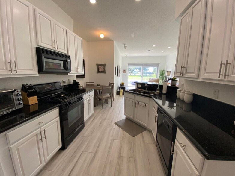 Building Photo - 325 Berenger Walk