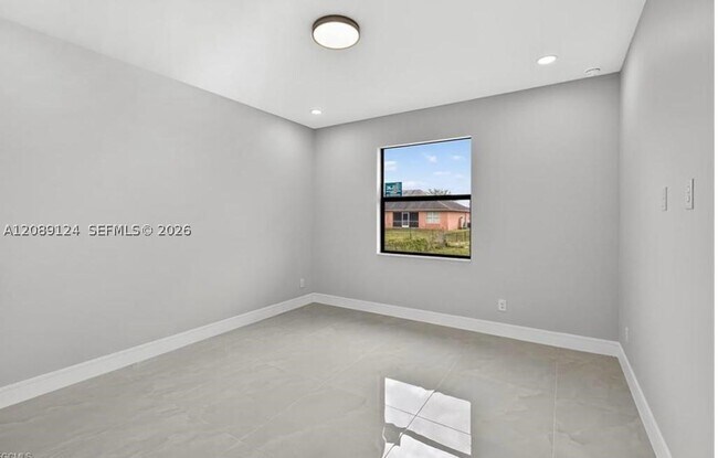 Building Photo - 631 Summit Ave S