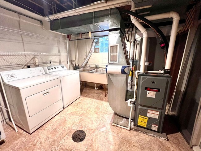 Building Photo - Pittsburgh - 3 Bedroom 1.5 Bathroom - Stunning Home