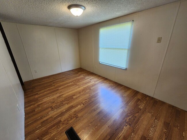 Building Photo - 15 Wilma Ln