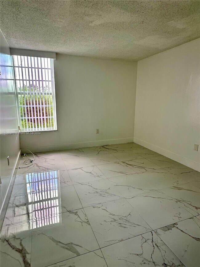 Building Photo - 8870 Fontainebleau Blvd