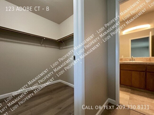 Building Photo - 123 Adobe Ct