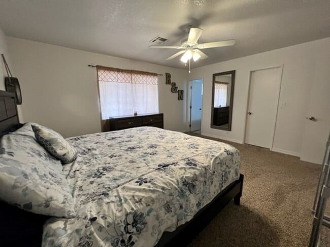 Building Photo - Furnished 3 BR Vacation Rental Includes utilities Near Target Center/Golf/Hwy 95