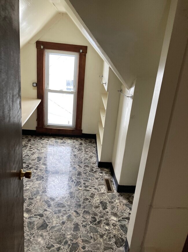 Building Photo - 143 Dorsey Ave