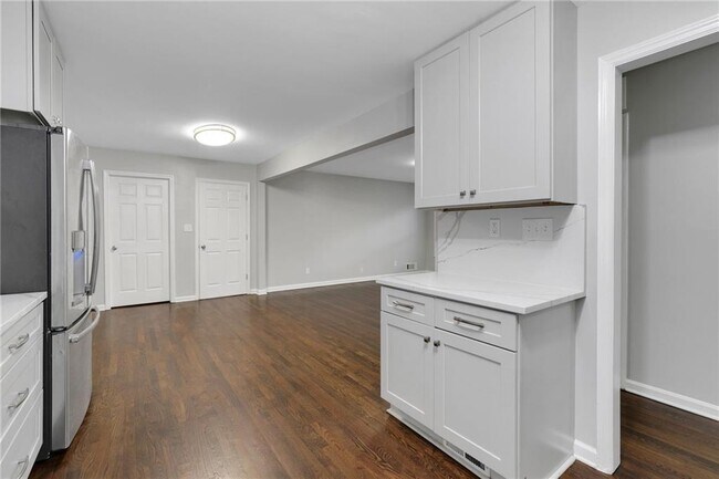Building Photo - 2710 Dresden Dr