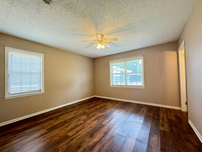 Building Photo - Beautiful 3 Bed 2 Bath Home