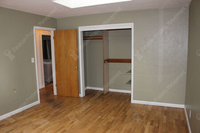 Building Photo - Historic Midtown Bend Gem with Detached St...
